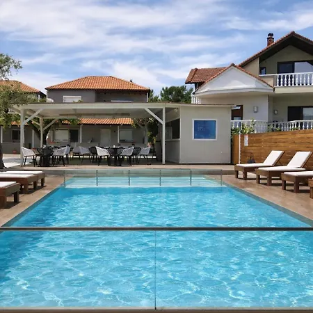 River - Escape With Pool And Views Daire Potos